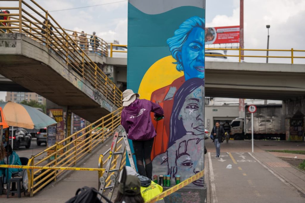 Transmileio-1024x682 TransMilenio se convierte en una galería a cielo abierto: 41 muralistas llevarán su arte al Sistema en la Bienal BOG25